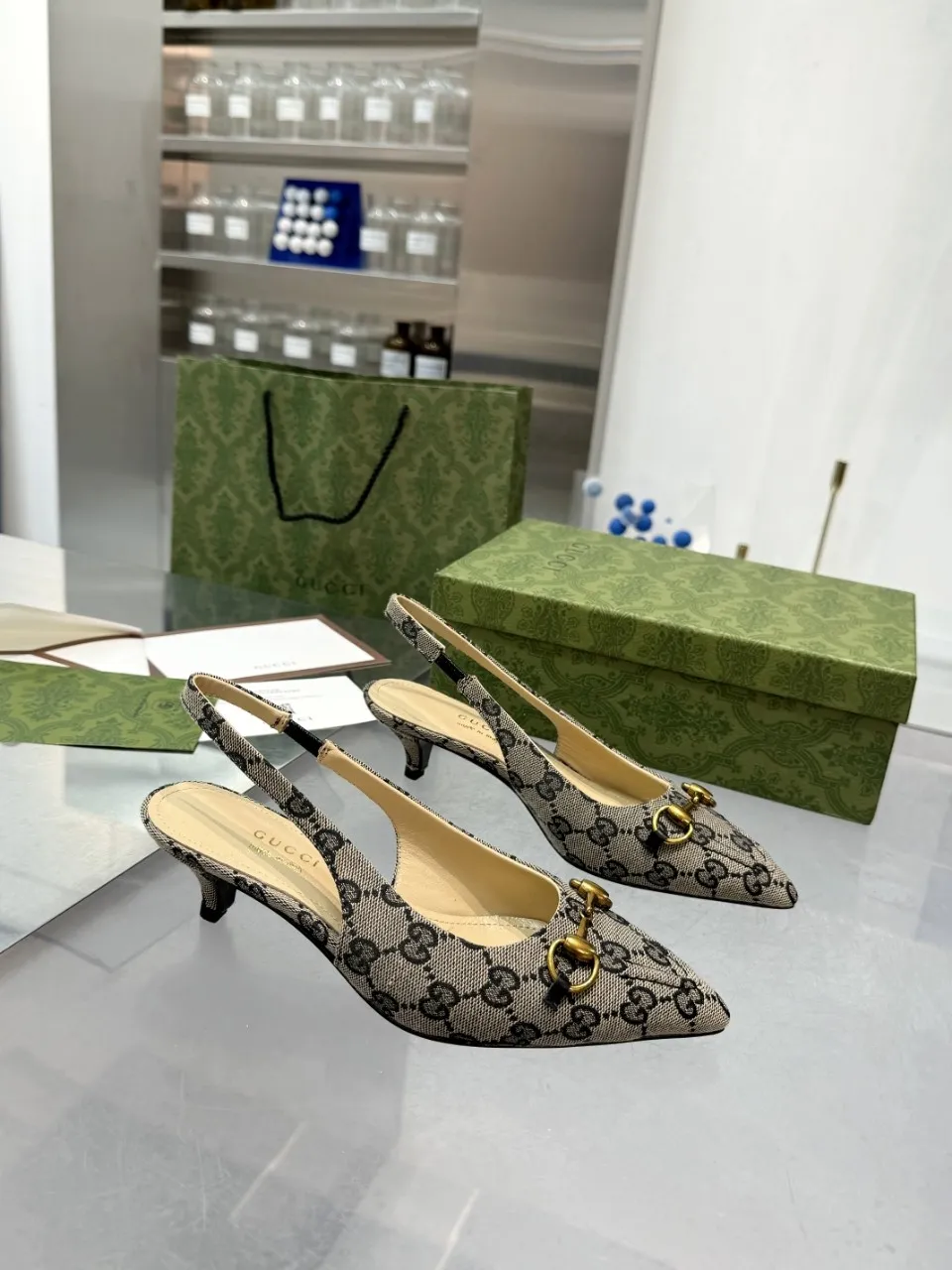 👟👟Ex-factory price 440👟👟 (genuine leather sole +40) Gucci Signoria pumps are named after the central square of Florence, recreating the classic and elegant style of the birthplace of the brand. Combining shiny patent leather with a pointed toe, these shoes are embellished with Gucci's signature chain, adding a stylish edge to your new season wardrobe. Upper: Made of first-layer imported patent cowhide/sheepskin lining. Outsole: rubber non-slip outsole/genuine leather outsole. Size: 35-42 (34/41 42 customized, non-refundable)